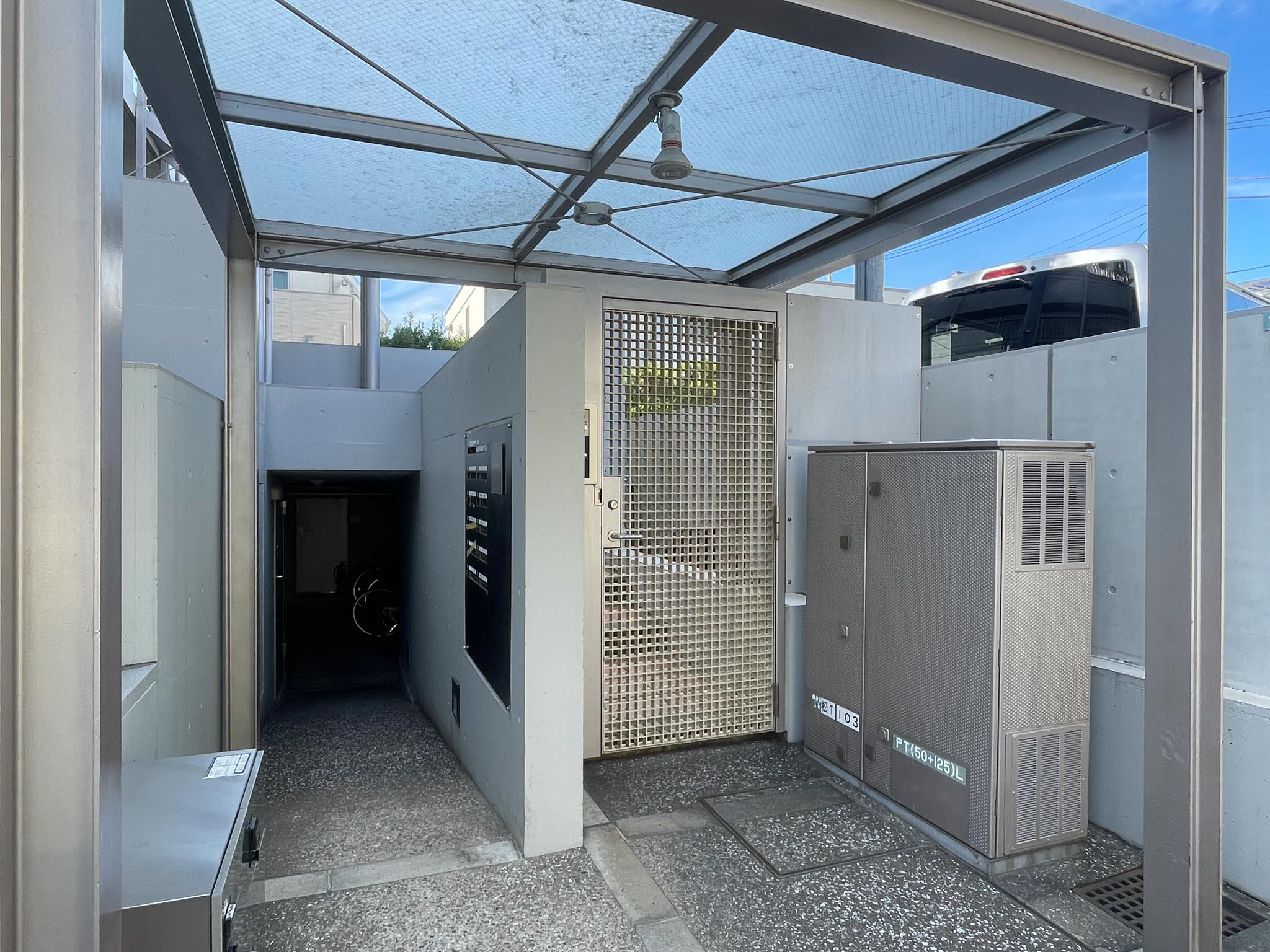 中野区松が丘の賃貸物件/オートロックのエントランス