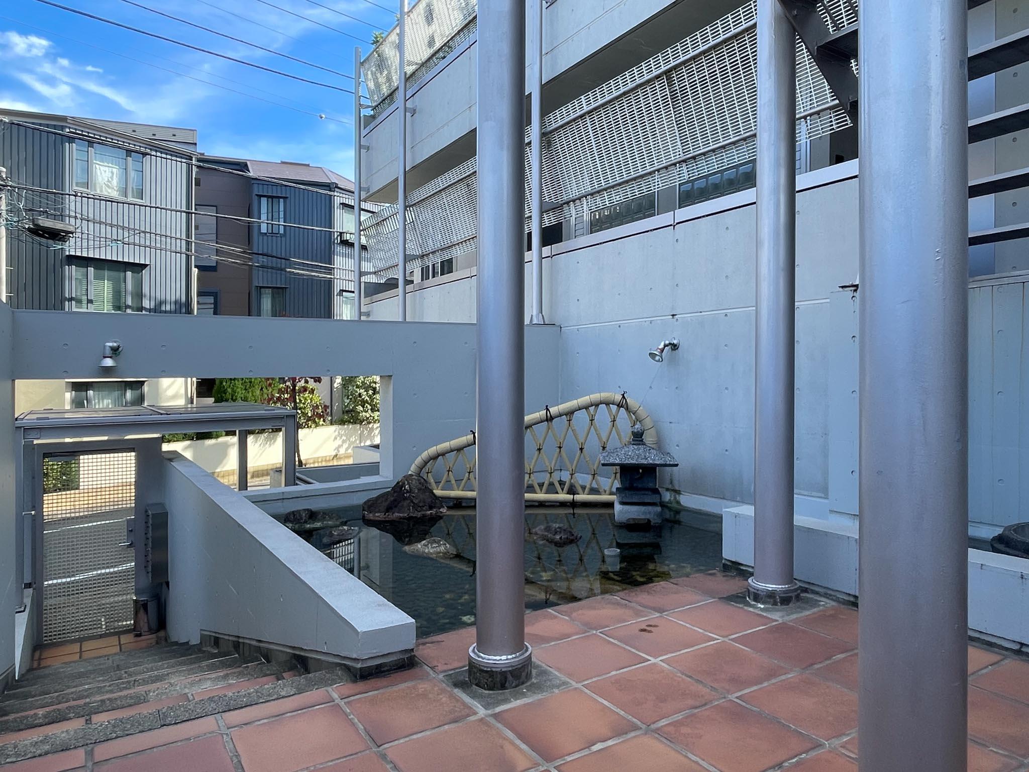 中野区松が丘の賃貸物件/共用部分に池があります