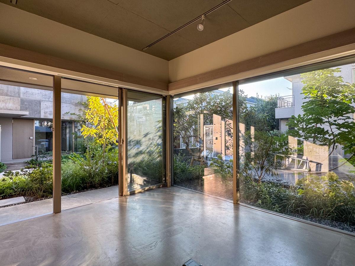 杉並区西荻北の賃貸物件/N1号室。L字型の大きな窓から植栽の緑が見える、すてきな住居兼店舗物件