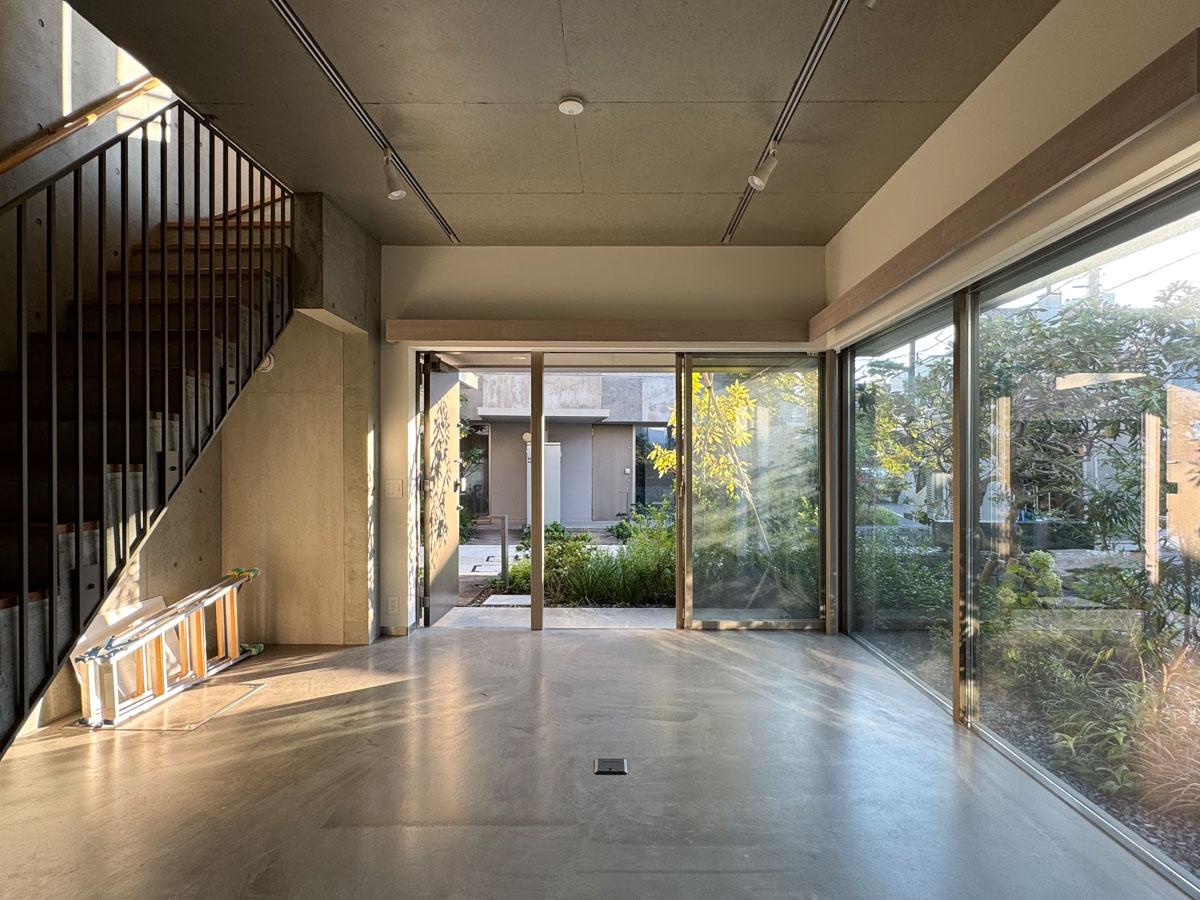 杉並区西荻北の賃貸物件/N1号室。コンクリート打ち放しの空間に床はモルタル土間と、什器をおけばすぐに店舗として使えそうな内装