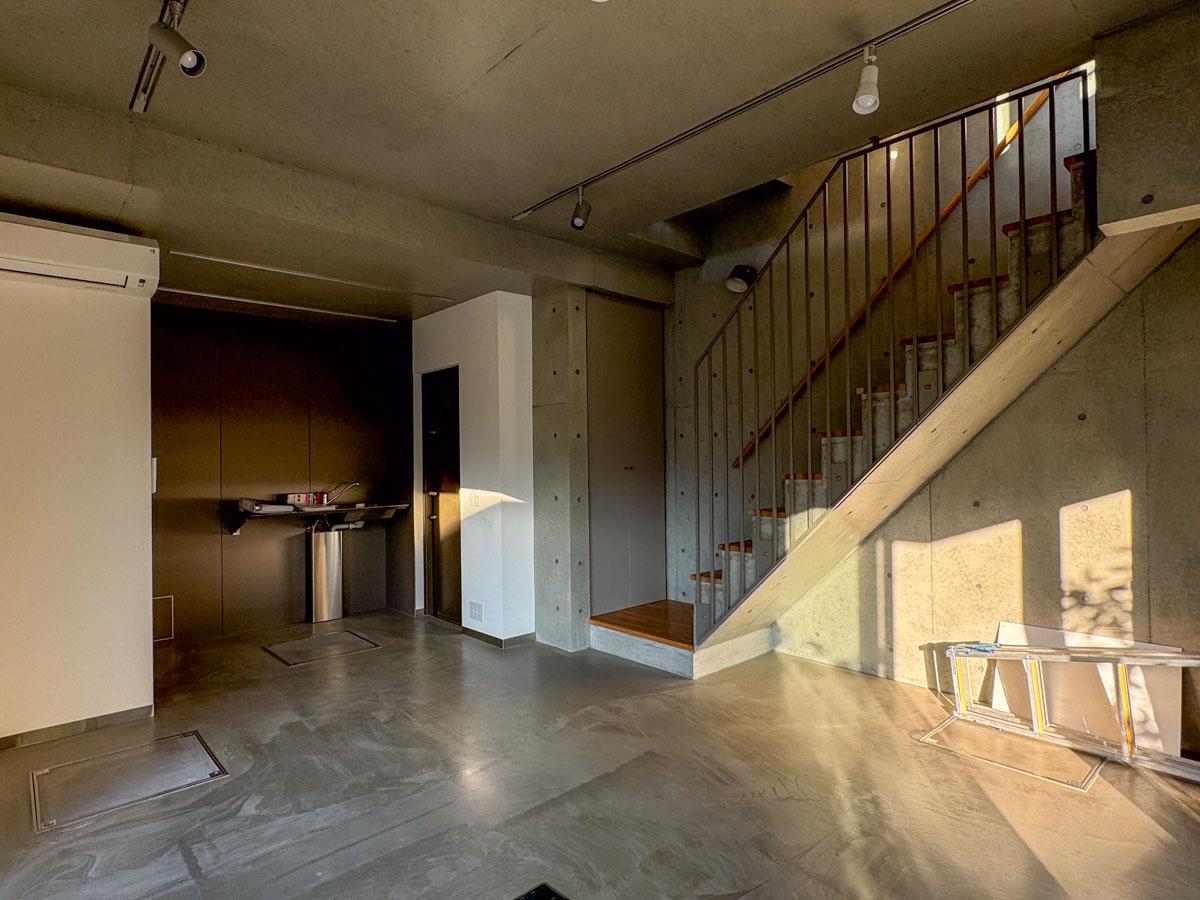 杉並区西荻北の賃貸物件/N1号室。奥にキッチンやトイレ。置き型のパーテーションなどで簡単に隠せそうな位置