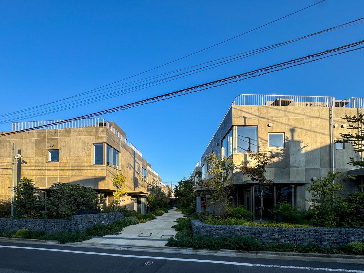 杉並区西荻北の賃貸物件/特徴的な外観。おだやかな住宅街に立つ集合住宅、いちばん手前の2区画の募集です