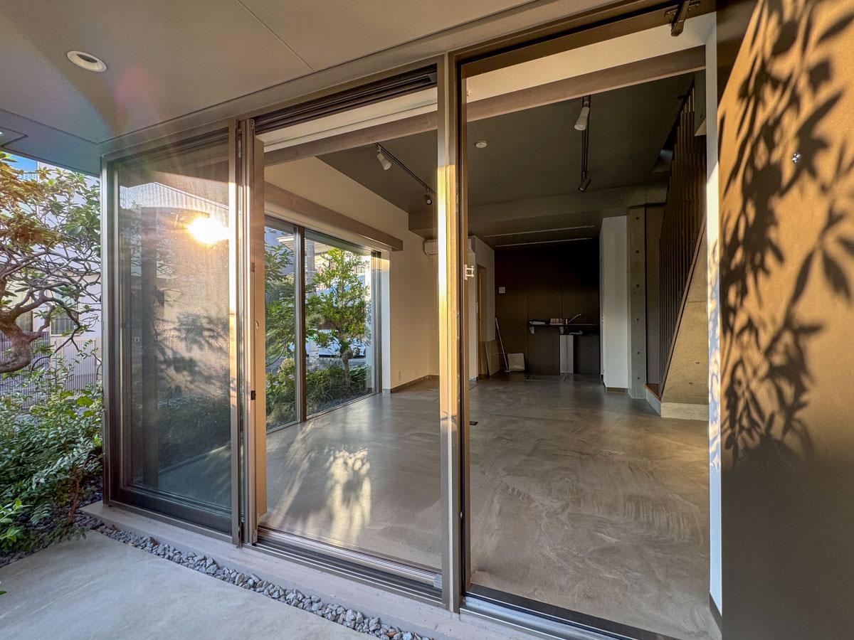 杉並区西荻北の賃貸物件/N1号室。秋や春にはドアを全開にして、気持ちよく営業が出来そう