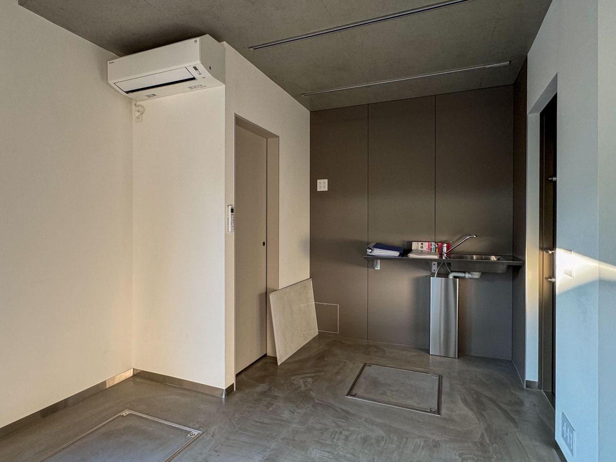 杉並区西荻北の賃貸物件/N1号室。キッチンはシンクのみ。左手にトイレ