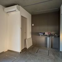 杉並区西荻北の賃貸物件/N1号室。キッチンはシンクのみ。左手にトイレ