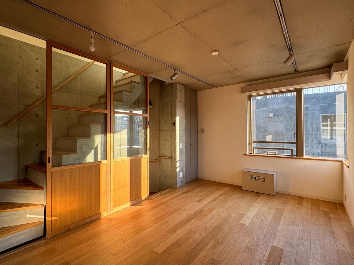 杉並区西荻北の賃貸物件/N1号室の2階。2面に窓があり明るい