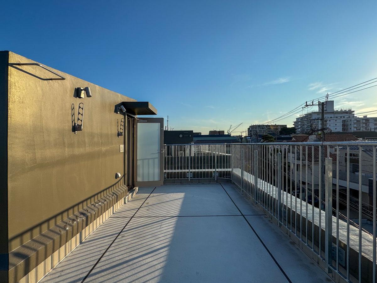 杉並区西荻北の賃貸物件/N1号室の屋上。周辺は低層の住宅街で空が広がる