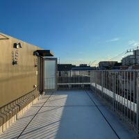 杉並区西荻北の賃貸物件/N1号室の屋上。周辺は低層の住宅街で空が広がる