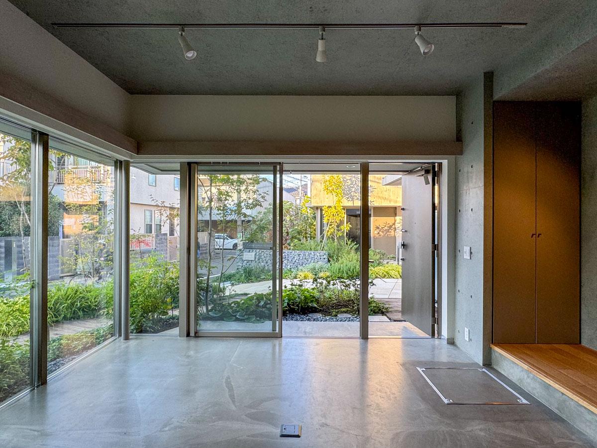 杉並区西荻北の賃貸物件/S2号室。室内から見える植栽の緑のおかげで心地が良い