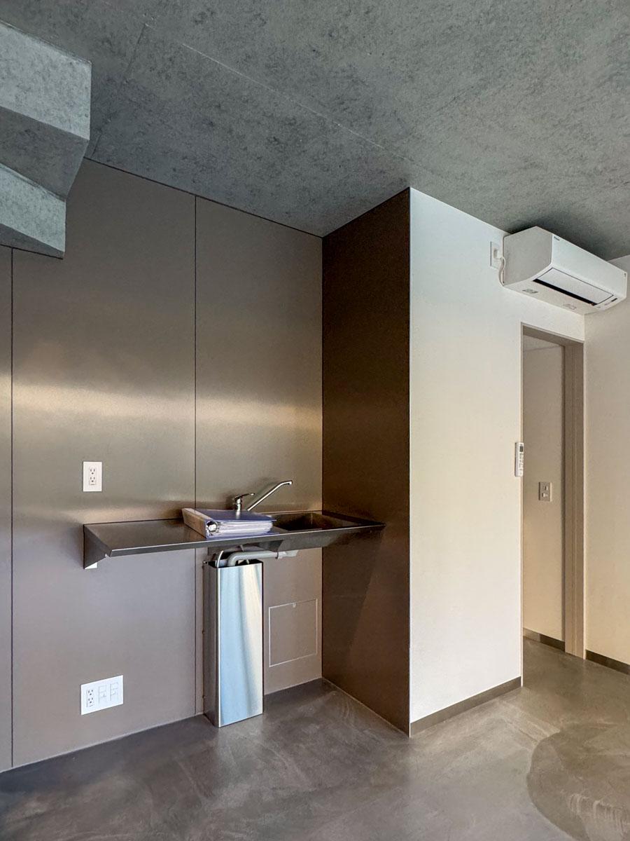 杉並区西荻北の賃貸物件/S2号室。キッチンの右手にトイレ