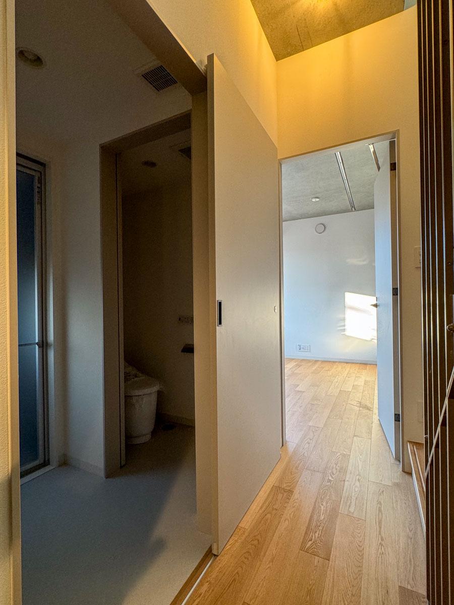 杉並区西荻北の賃貸物件/S2号室。階段を上がって左手に水回り、奥に居室