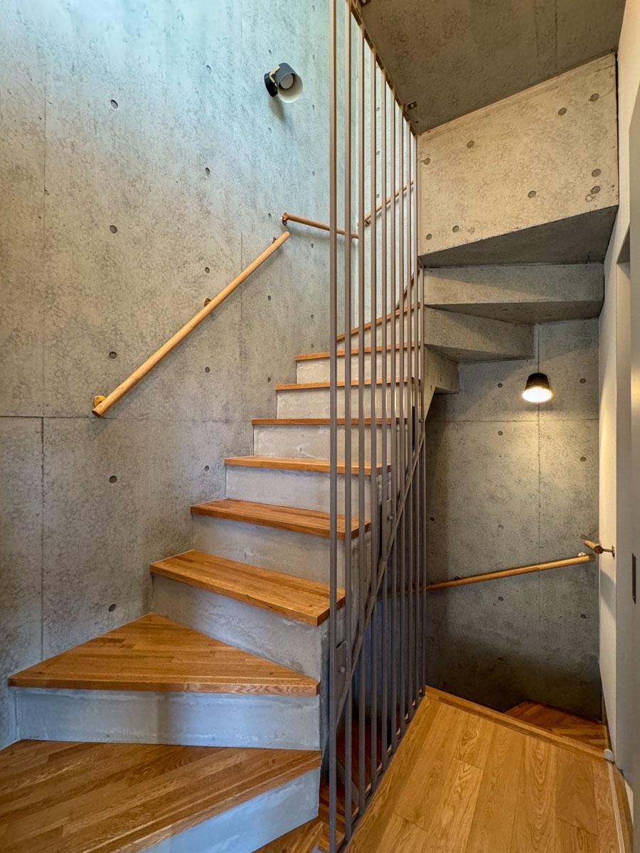 杉並区西荻北の賃貸物件/屋上への階段