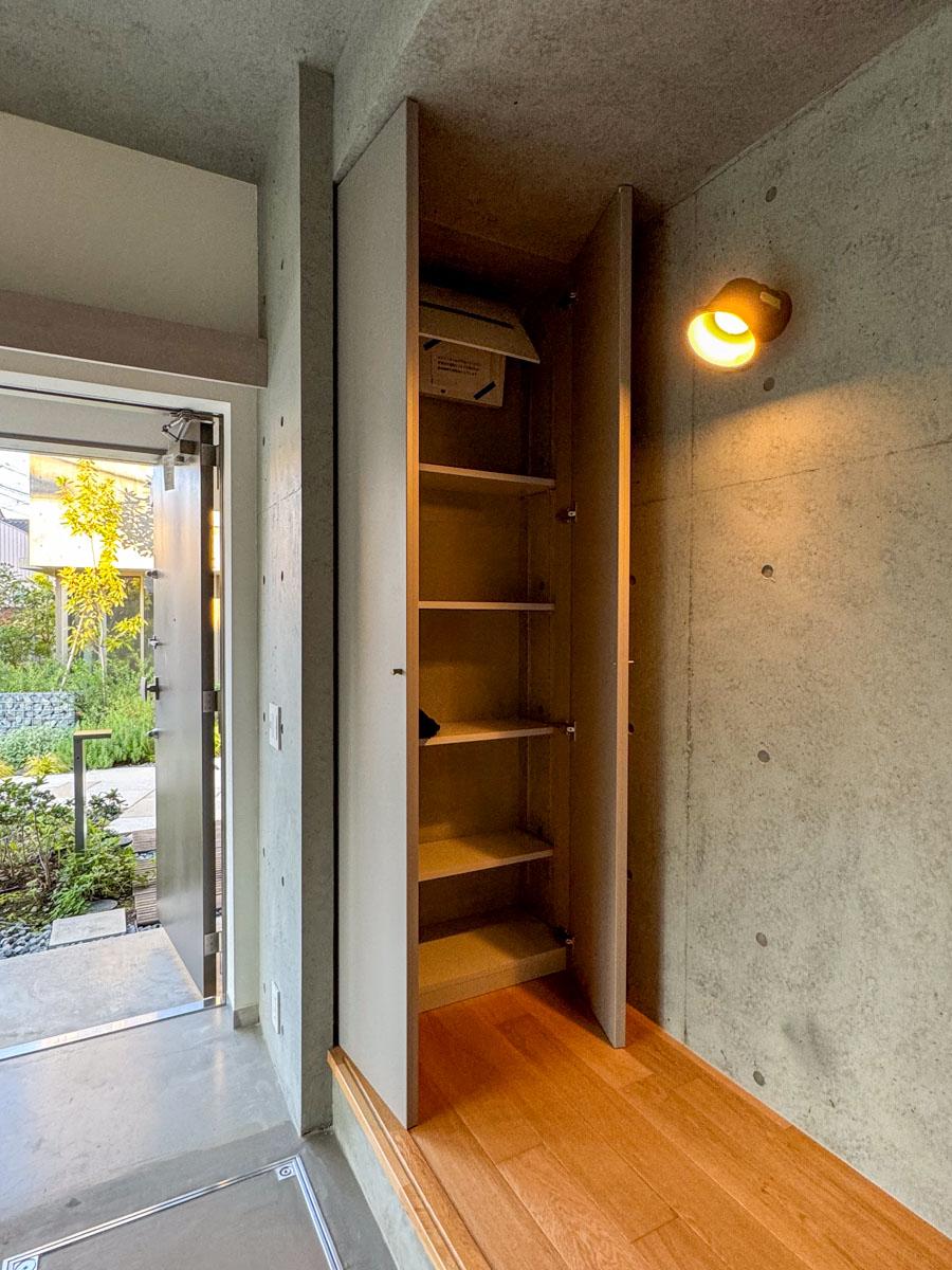 杉並区西荻北の賃貸物件/S2号室。階段を降りてすぐのところに下駄箱