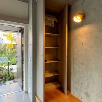 杉並区西荻北の賃貸物件/S2号室。階段を降りてすぐのところに下駄箱