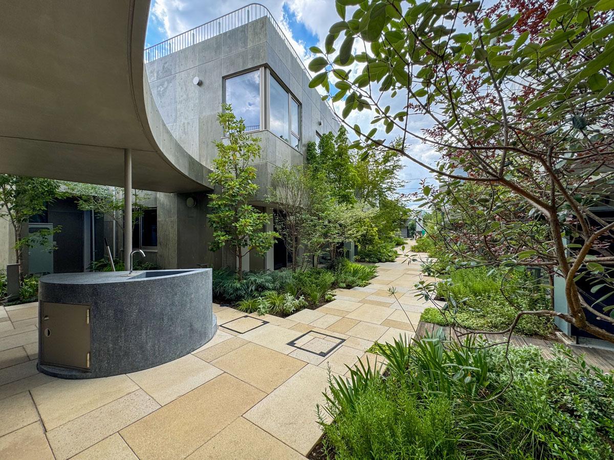 杉並区西荻北の賃貸物件/「井戸端カウンター」と名付けられたコモンスペース。この場所から入居者同士の交流が生まれ、良いコミュニティへと育っていくよう、貸主側でもワークショップなどを企画中