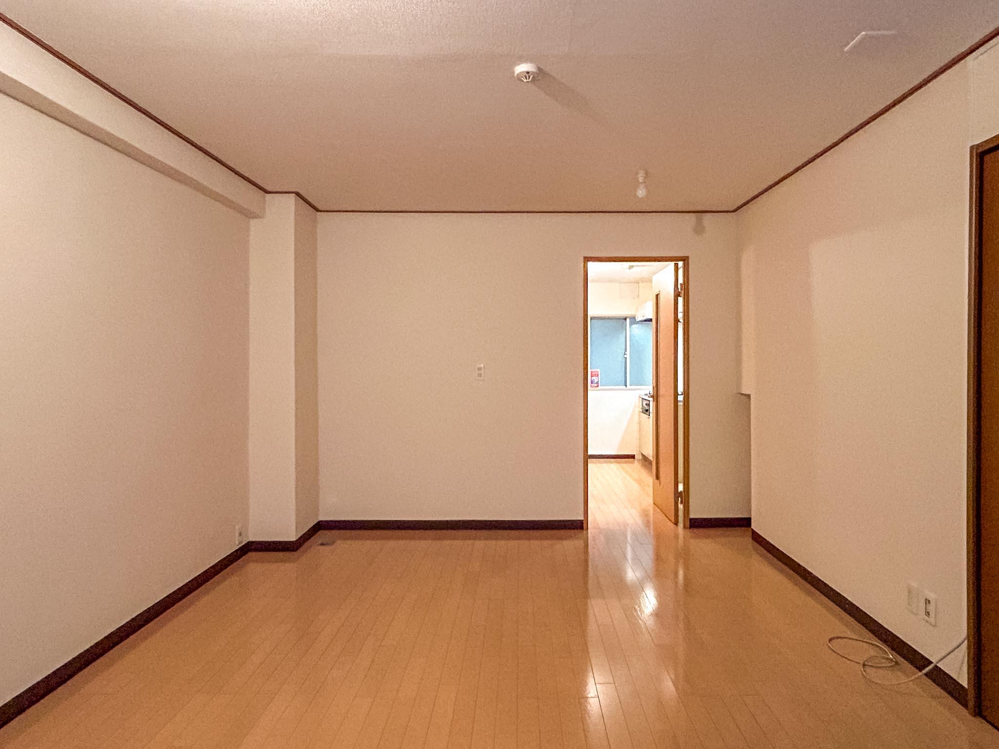 渋谷区代々木の賃貸物件/10帖ほどの洋室。シンプルな形でレイアウトがしやすそう