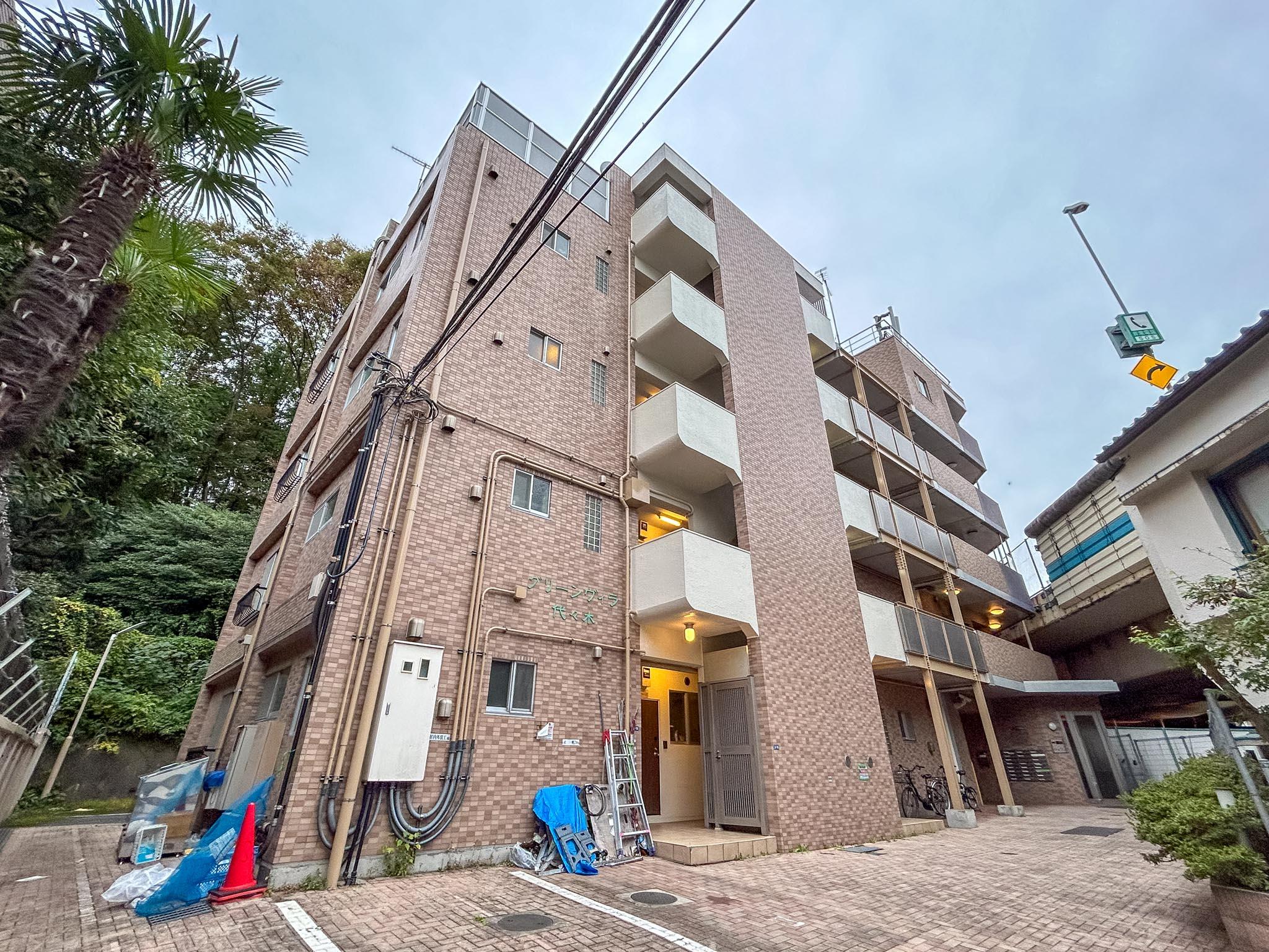 渋谷区代々木の賃貸物件/明治神宮の豊かな自然に寄り添うようにして立つマンション