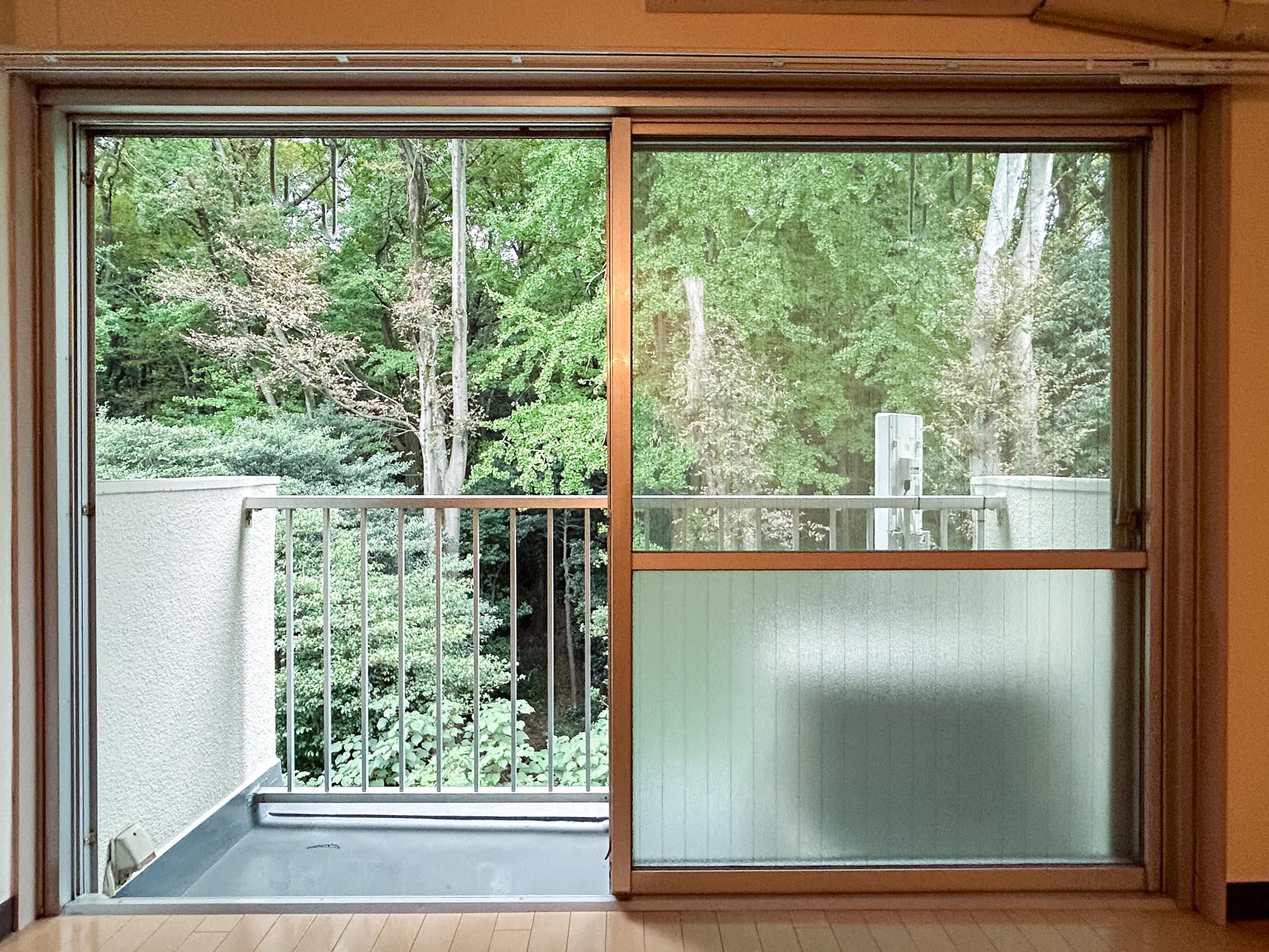 渋谷区代々木の賃貸物件/掃き出し窓からの景色。近寄っても見えるのは自然だけ