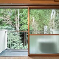 渋谷区代々木の賃貸物件/掃き出し窓からの景色。近寄っても見えるのは自然だけ