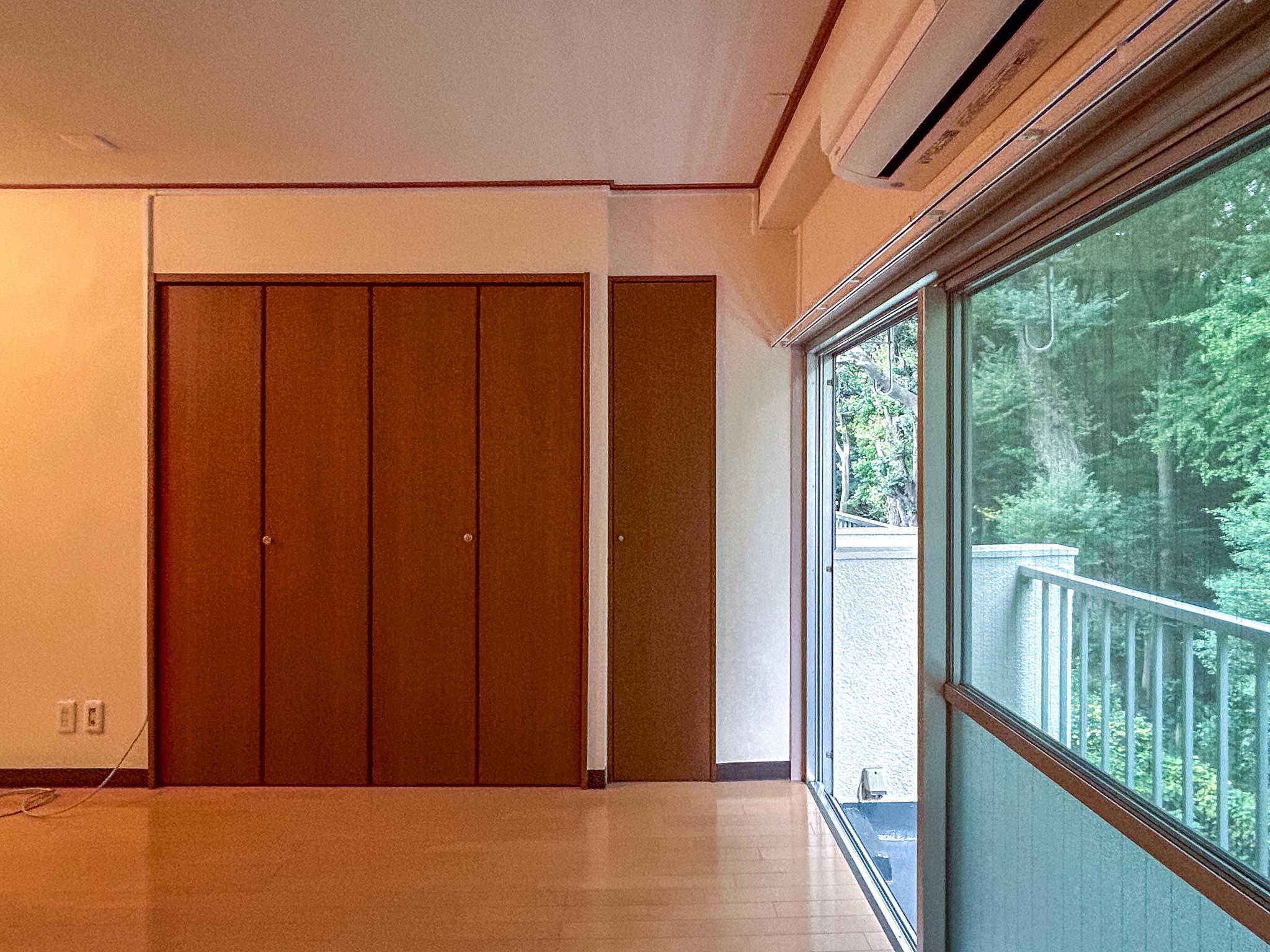 渋谷区代々木の賃貸物件/晴れた日はしっかりと陽の光が入りそうな、南西向きの窓際