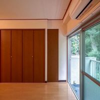 渋谷区代々木の賃貸物件/晴れた日はしっかりと陽の光が入りそうな、南西向きの窓際