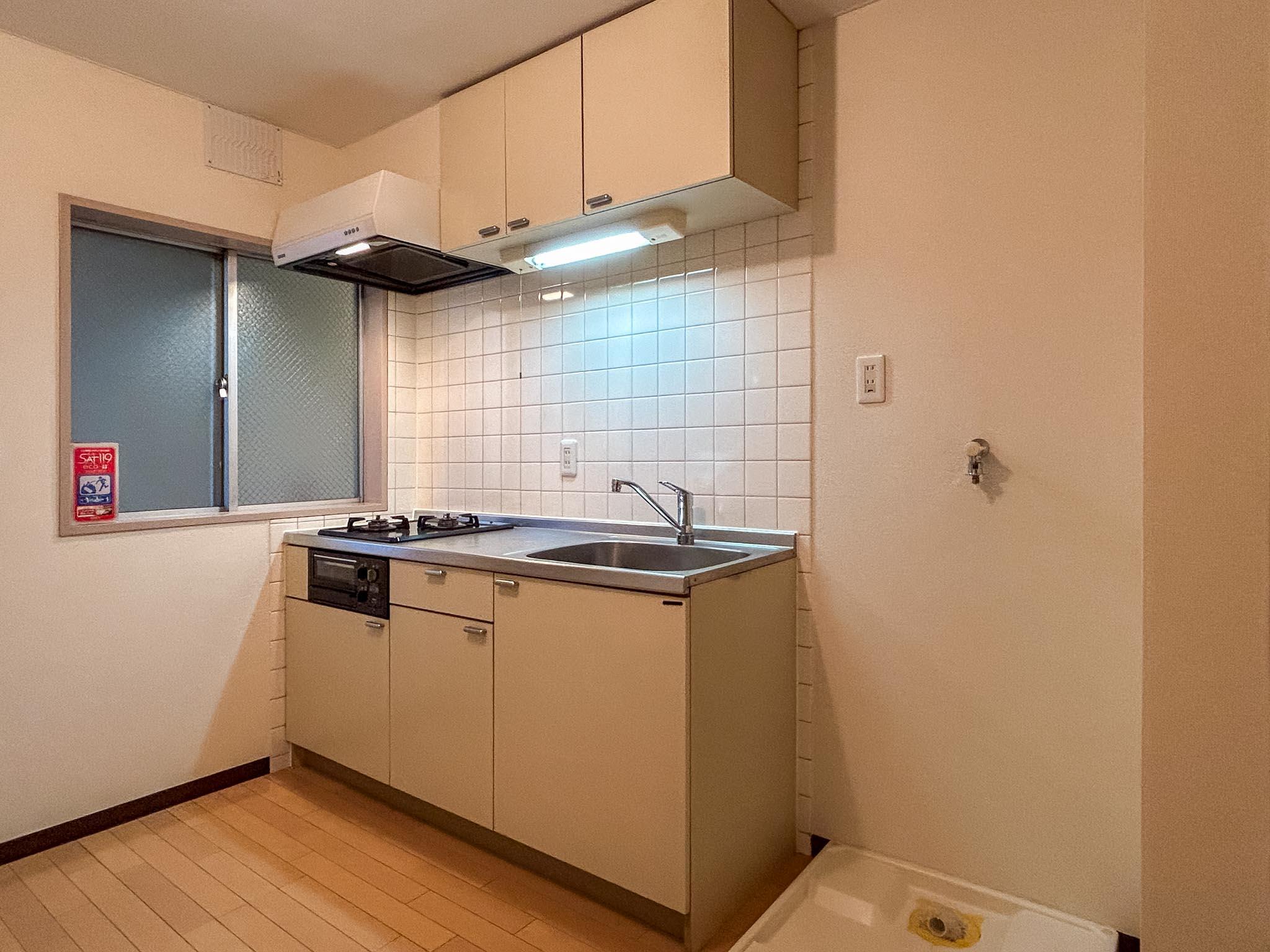 渋谷区代々木の賃貸物件/キッチン。隣に洗濯機置き場。冷蔵庫は浴室側に置くことになりそう