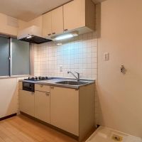 渋谷区代々木の賃貸物件/キッチン。隣に洗濯機置き場。冷蔵庫は浴室側に置くことになりそう