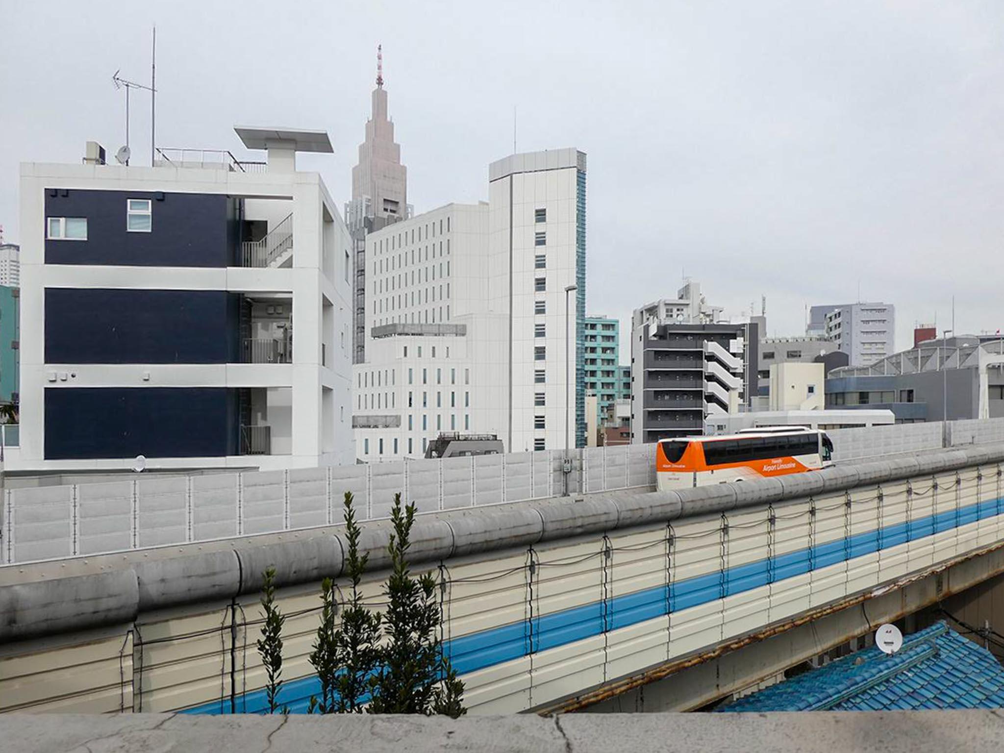 渋谷区代々木の賃貸物件/共用廊下。近くに首都高速が通る