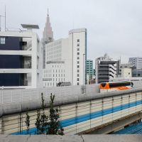 渋谷区代々木の賃貸物件/共用廊下。近くに首都高速が通る