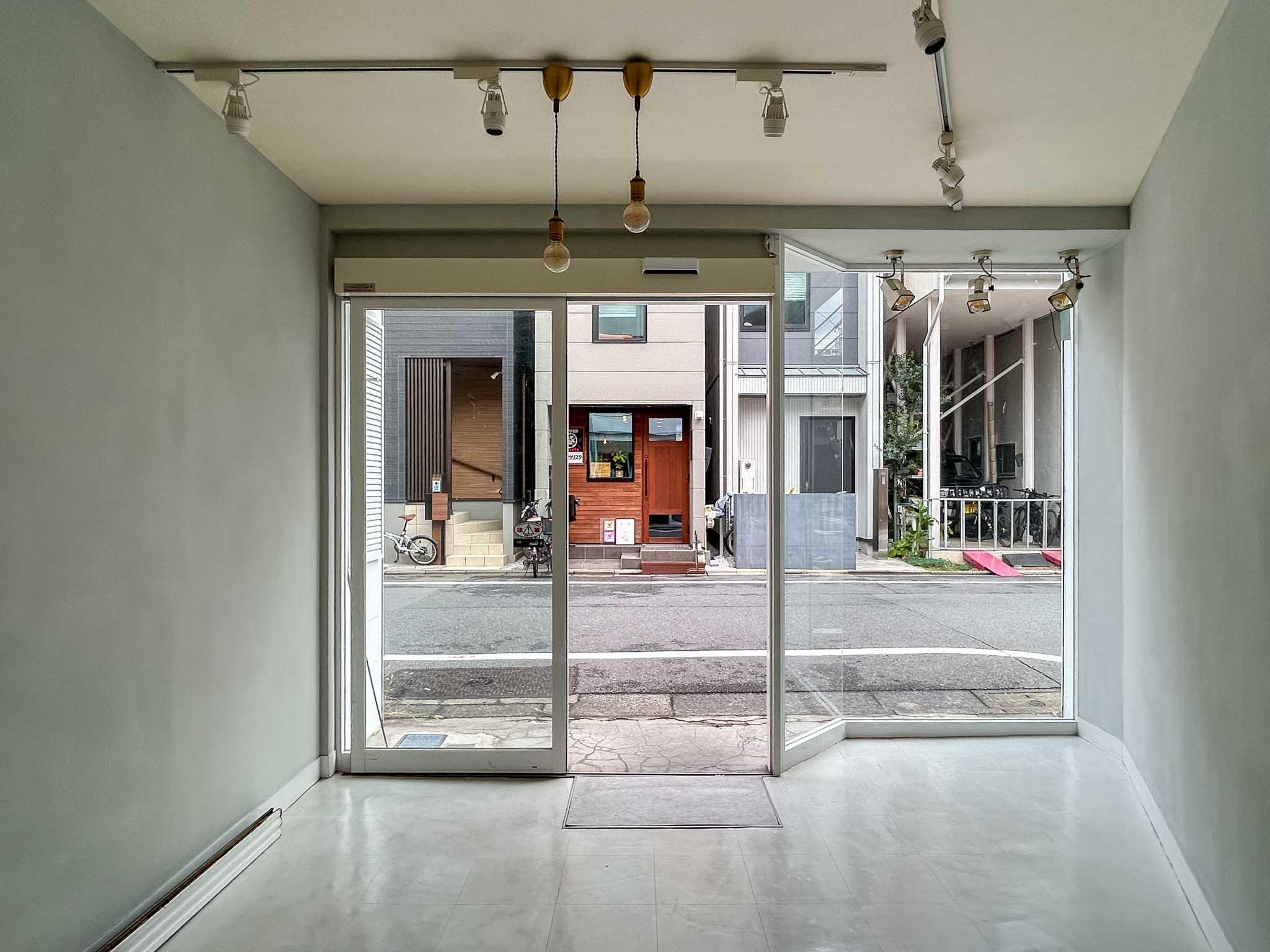 目黒区中央町の賃貸物件/ペールブルーで塗装された壁に、Pタイルの床の内装