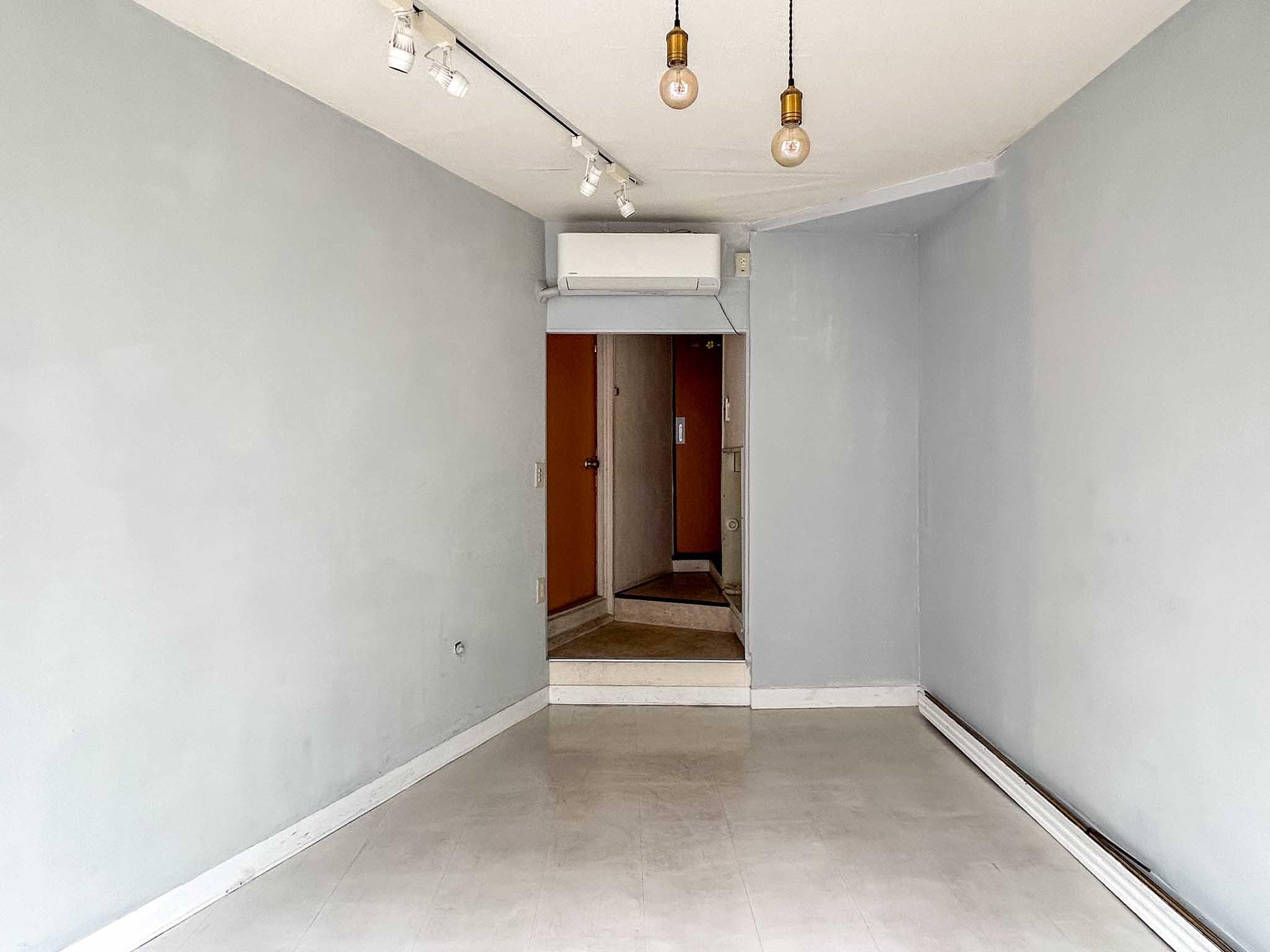 目黒区中央町の賃貸物件/台形の空間。奥に裏口、トイレ、階段が収まっています