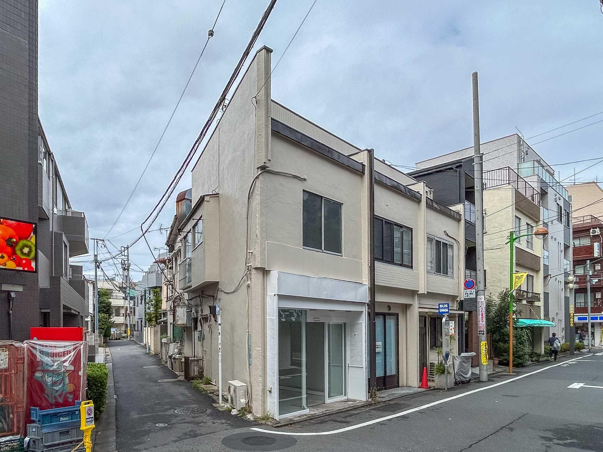 目黒区中央町の賃貸物件/斜めのアングルから。ふたつの通りに面する角地に立っています