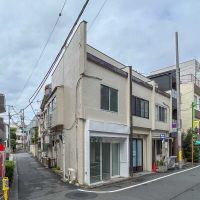 目黒区中央町の賃貸物件/斜めのアングルから。ふたつの通りに面する角地に立っています