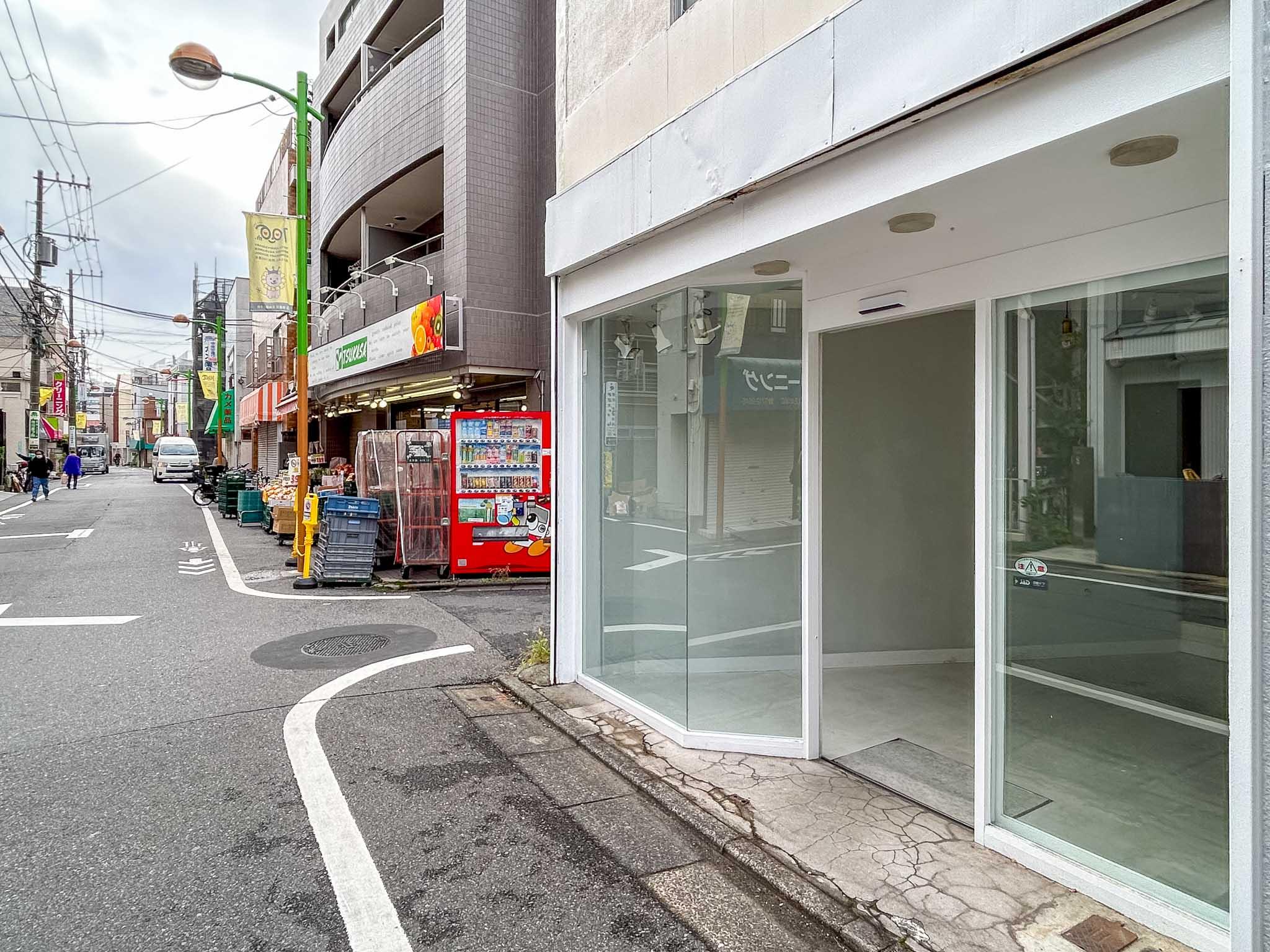 目黒区中央町の賃貸物件/目黒通り方向をみる。地元の住人でにぎわう商店街沿い