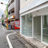 目黒区中央町の賃貸物件/目黒通り方向をみる。地元の住人でにぎわう商店街沿い