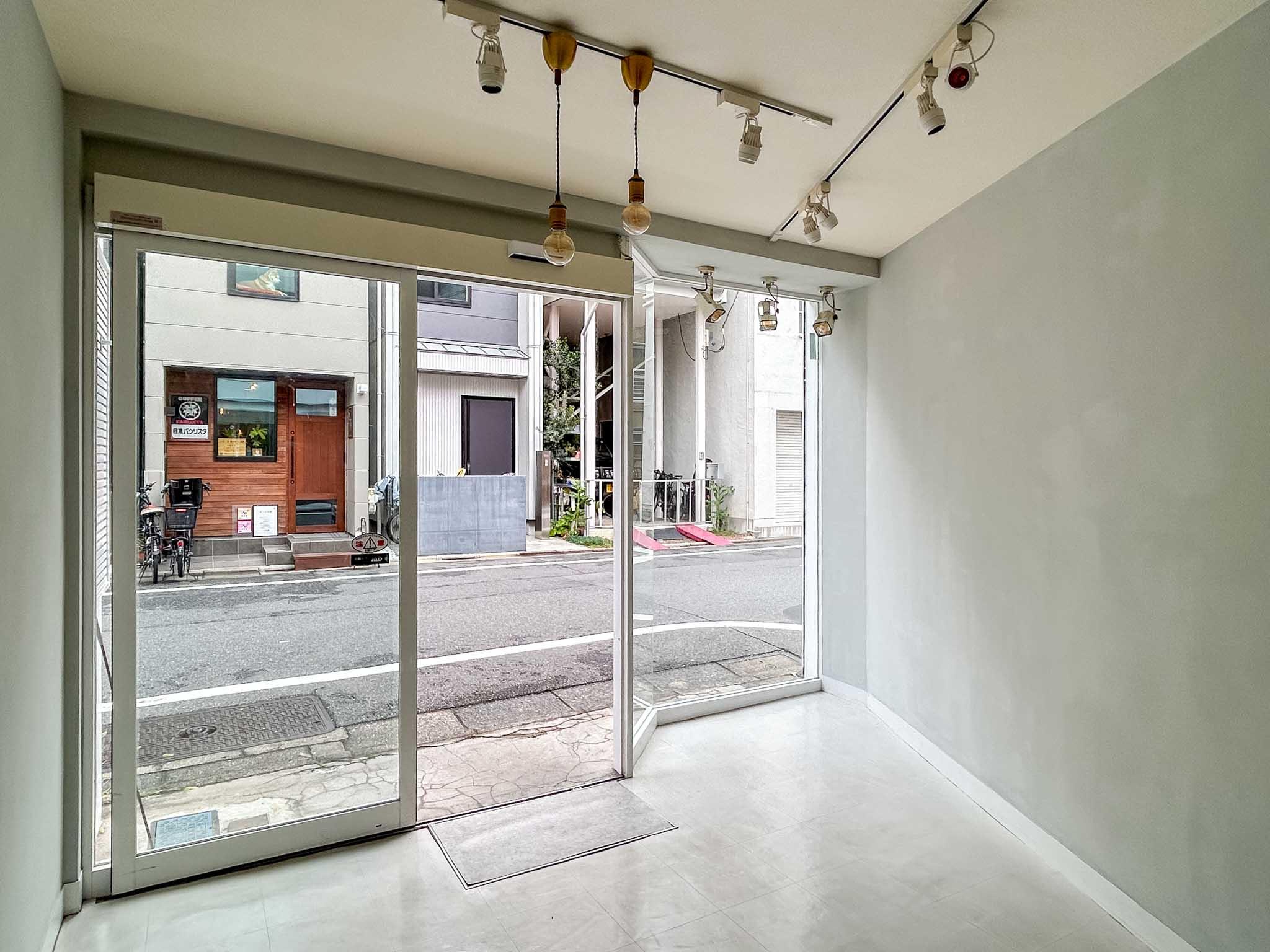 目黒区中央町の賃貸物件/出入口は自動ドア。ライティングレールが設置済み