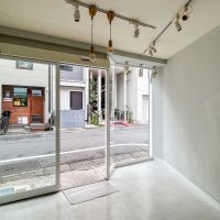 目黒区中央町の賃貸物件/出入口は自動ドア。ライティングレールが設置済み