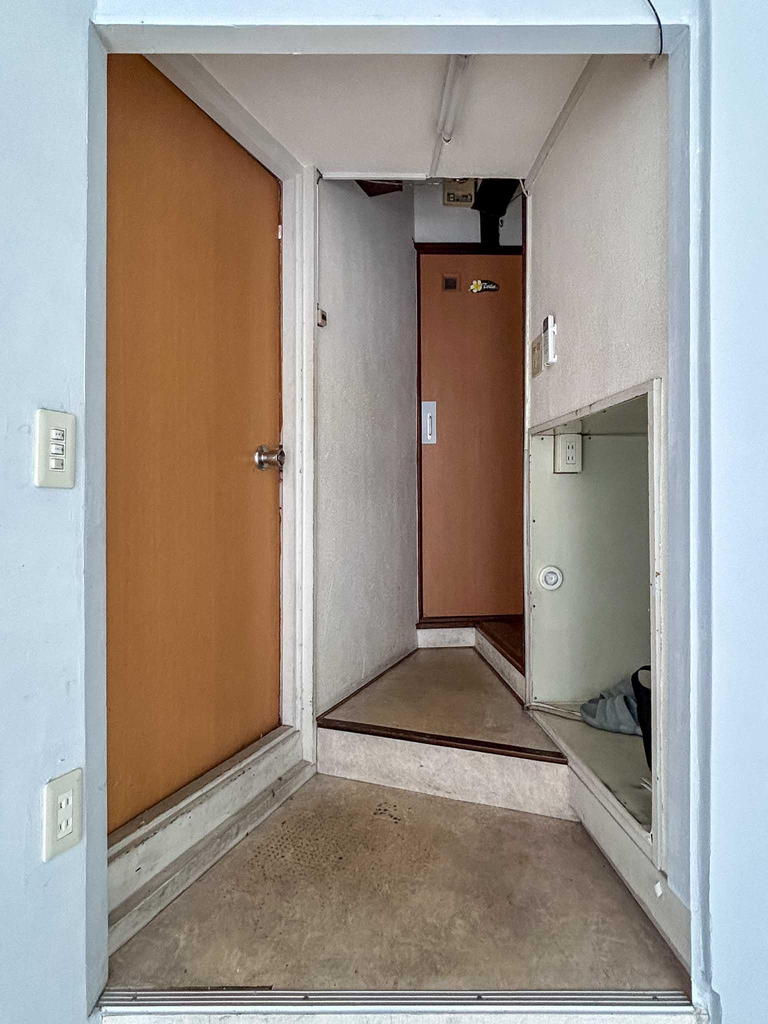 目黒区中央町の賃貸物件/左に裏口、中央奥にトイレ。右に曲がると階段