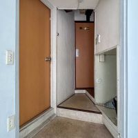 目黒区中央町の賃貸物件/左に裏口、中央奥にトイレ。右に曲がると階段