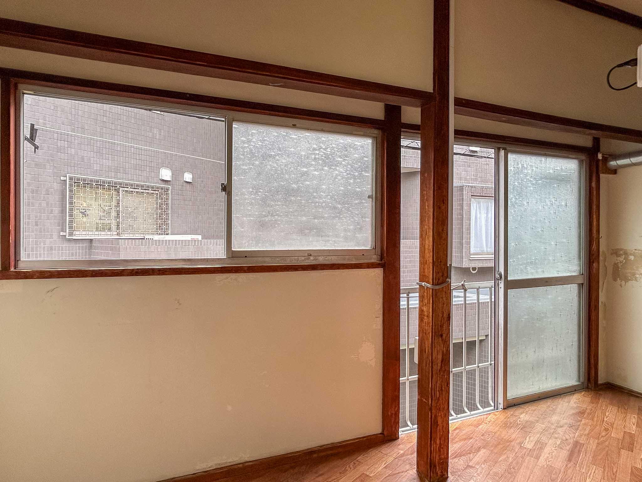 目黒区中央町の賃貸物件/2階に上がってすぐのところに、窓がふたつ