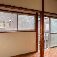目黒区中央町の賃貸物件/2階に上がってすぐのところに、窓がふたつ