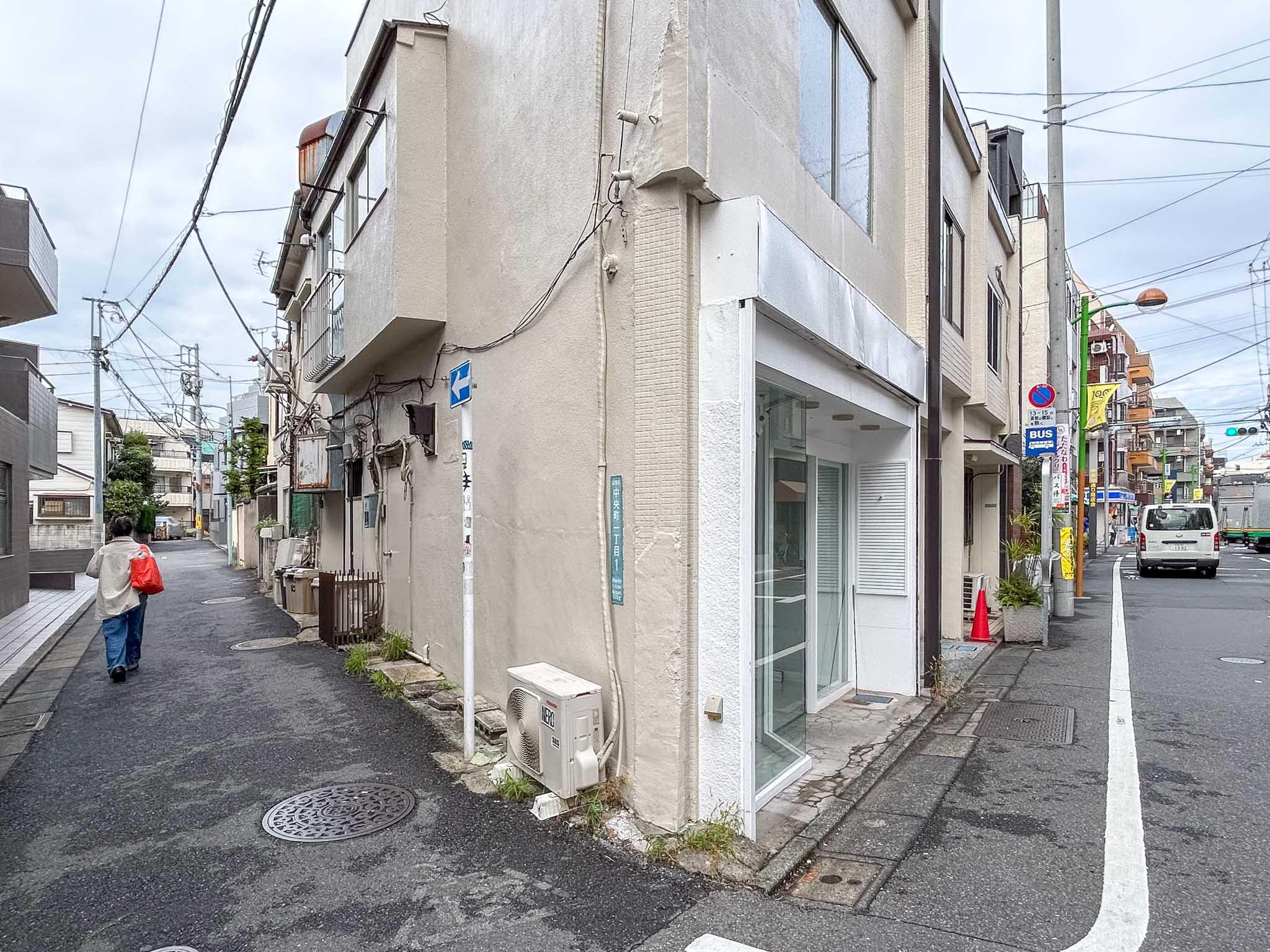 目黒区中央町の賃貸物件/左の路地沿いに裏口があり、右の商店街沿いにメインの出入り口があります