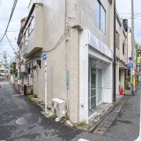 目黒区中央町の賃貸物件/左の路地沿いに裏口があり、右の商店街沿いにメインの出入り口があります