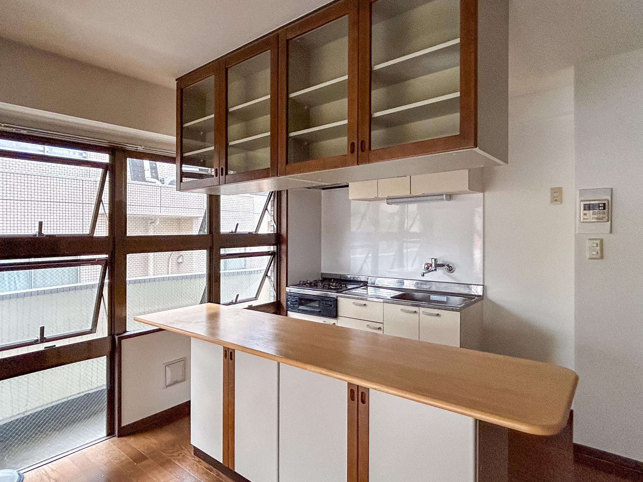 世田谷区桜新町の賃貸物件/キッチン横にも窓。カウンターは料理の作業台としても、ダイニングテーブルとしても使えそう