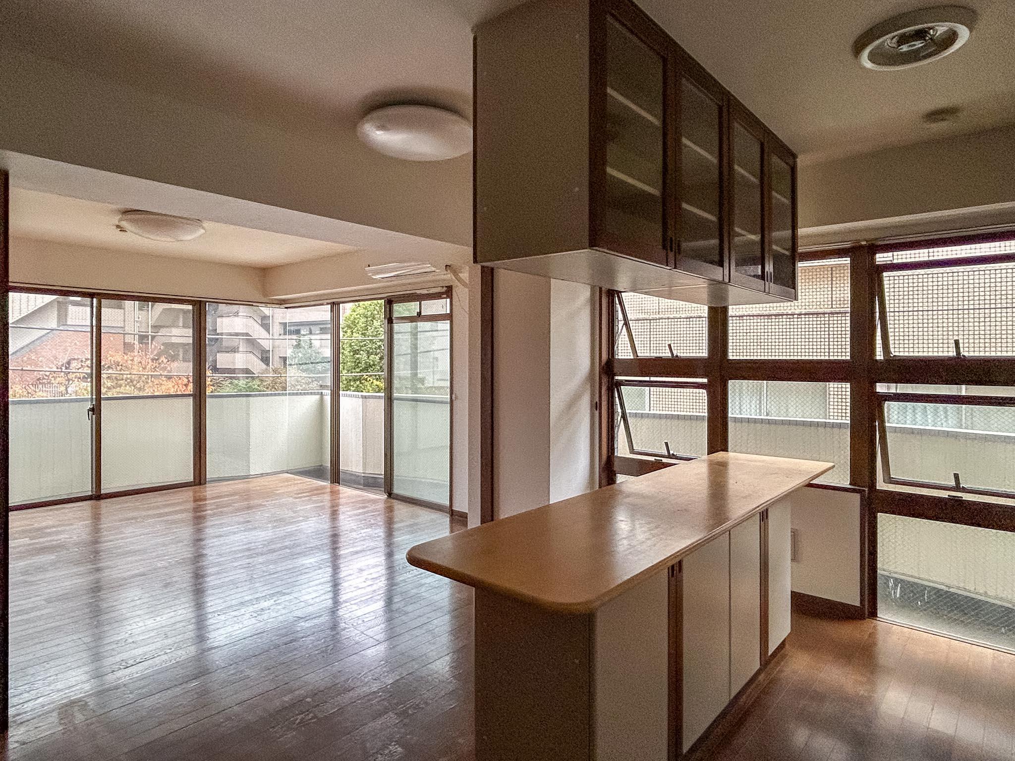 世田谷区桜新町の賃貸物件/南面と西面は一面窓。晴れた日であれば、たっぷりと光が入りそうです