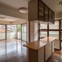 世田谷区桜新町の賃貸物件/南面と西面は一面窓。晴れた日であれば、たっぷりと光が入りそうです