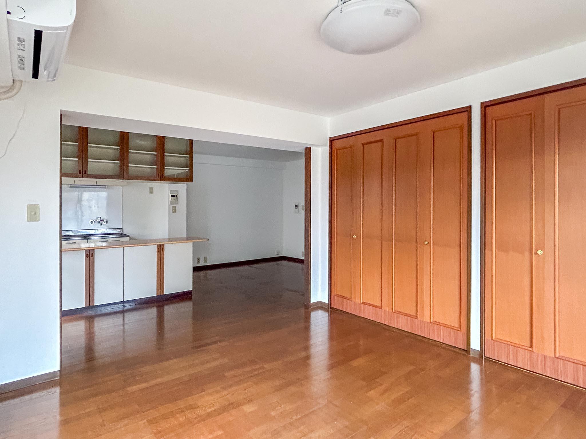 世田谷区桜新町の賃貸物件/キッチンを境にふたつのスペースに分けて使える、ゆったりとしたワンルーム