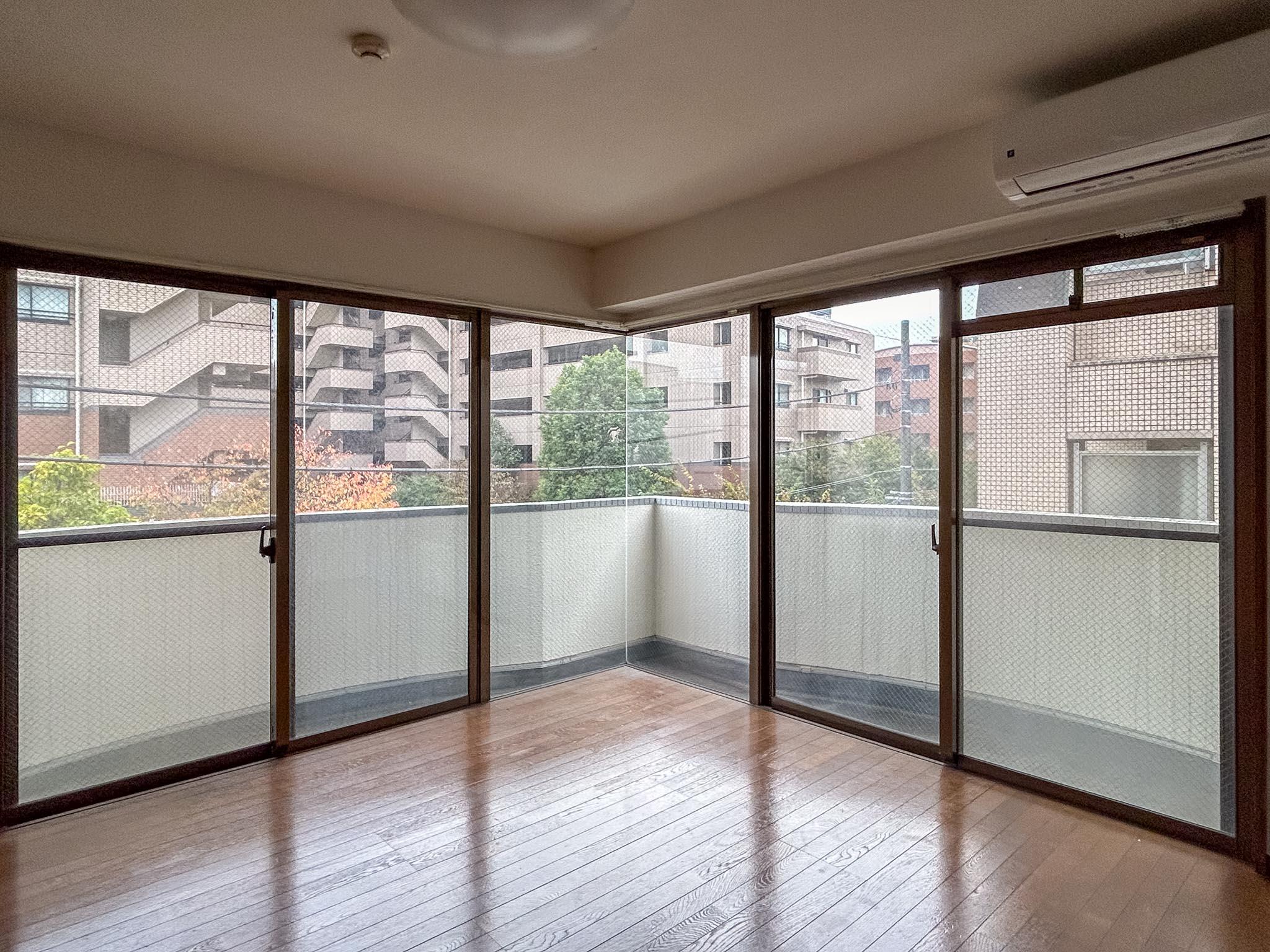 世田谷区桜新町の賃貸物件/大きなコーナー窓。視線が抜けるため、部屋が広く感じられる