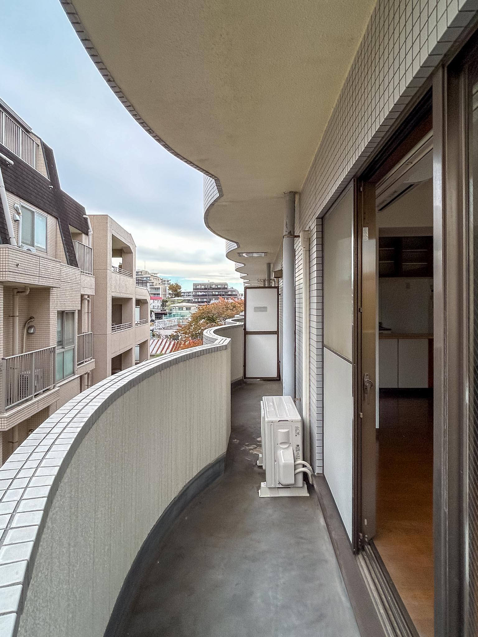 世田谷区桜新町の賃貸物件/西側のベランダ。ぽこっと膨らんだところであれば、椅子も置けそう