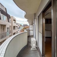 世田谷区桜新町の賃貸物件/西側のベランダ。ぽこっと膨らんだところであれば、椅子も置けそう